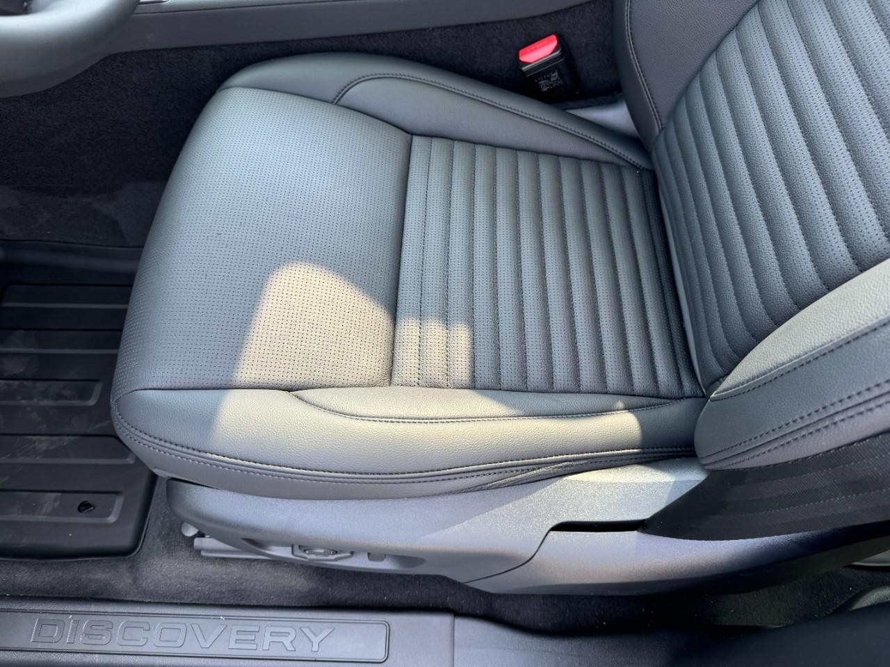 Land Rover Discovery Sport Vehicle Full-screen Gallery Image 28