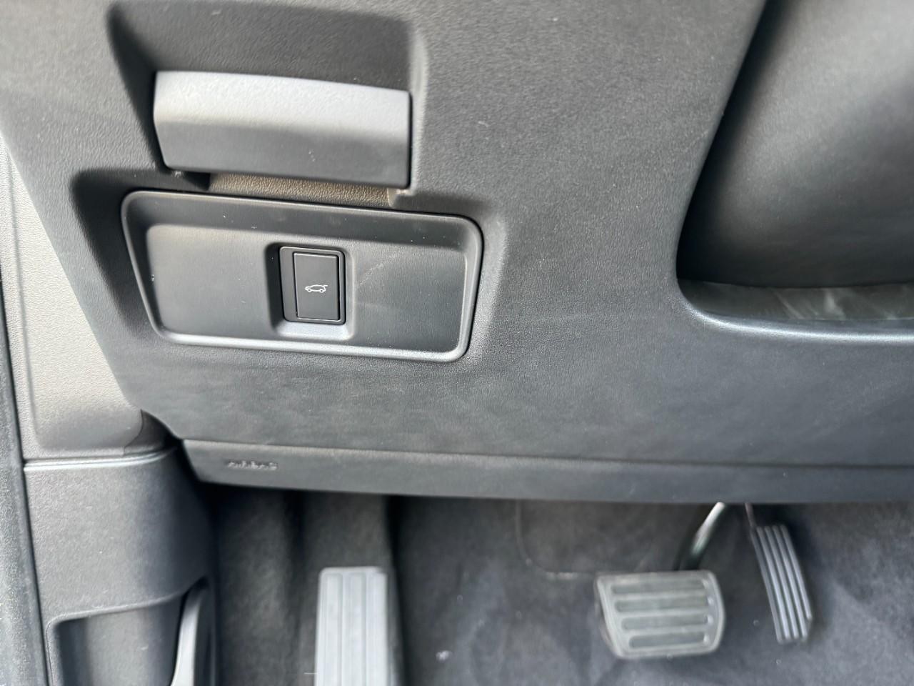 Land Rover Discovery Sport Vehicle Full-screen Gallery Image 30