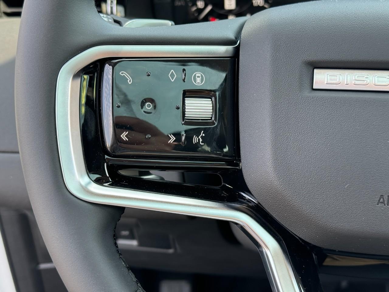 Land Rover Discovery Sport Vehicle Full-screen Gallery Image 31