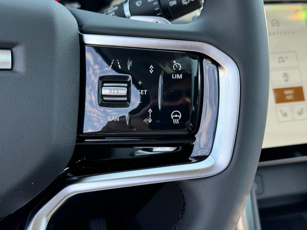 Land Rover Discovery Sport Vehicle Full-screen Gallery Image 32