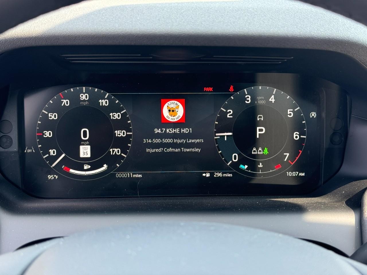 Land Rover Discovery Sport Vehicle Full-screen Gallery Image 33