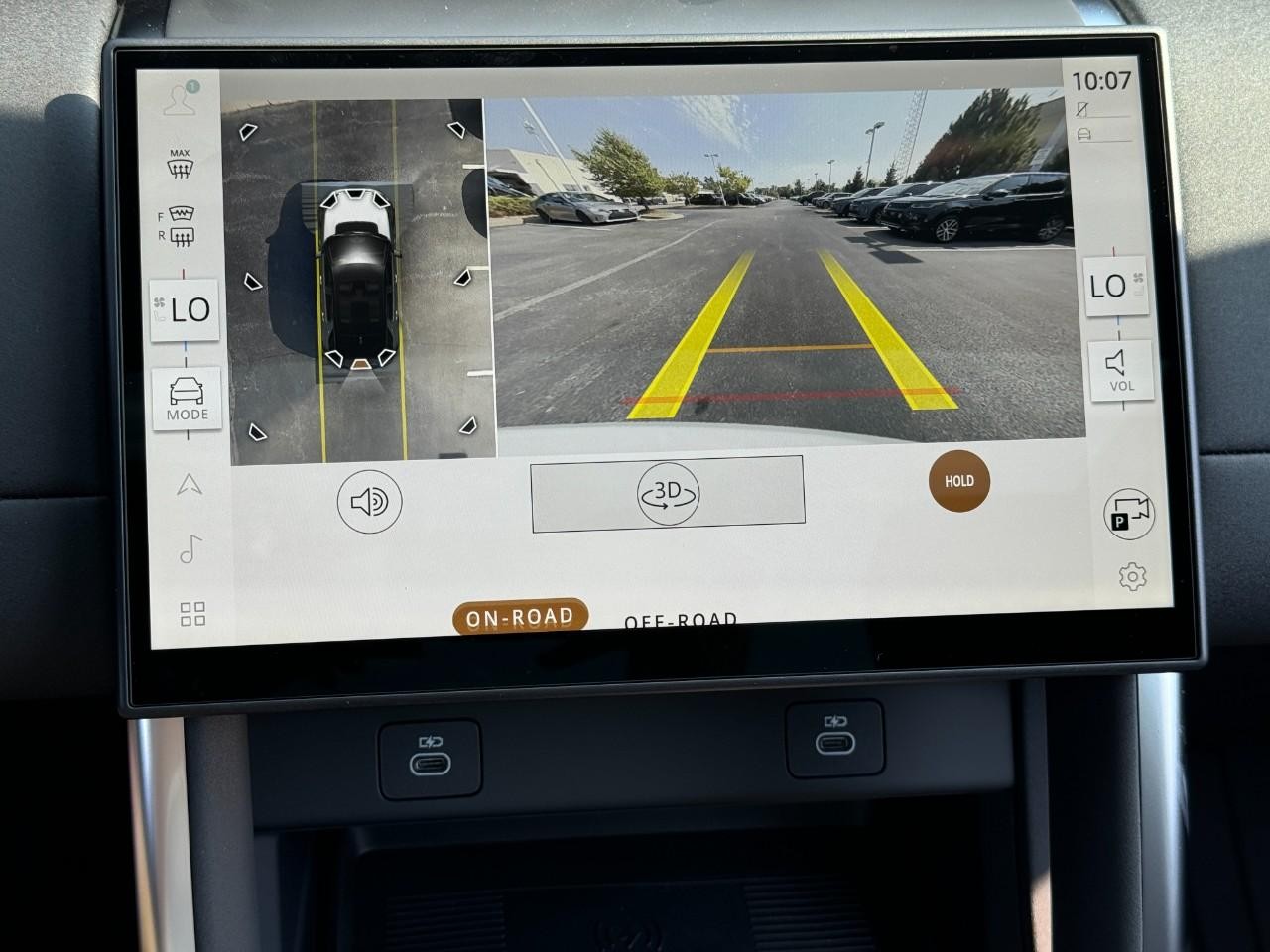 Land Rover Discovery Sport Vehicle Full-screen Gallery Image 34