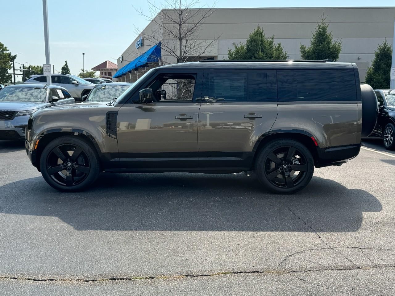 Land Rover Defender Vehicle Full-screen Gallery Image 2