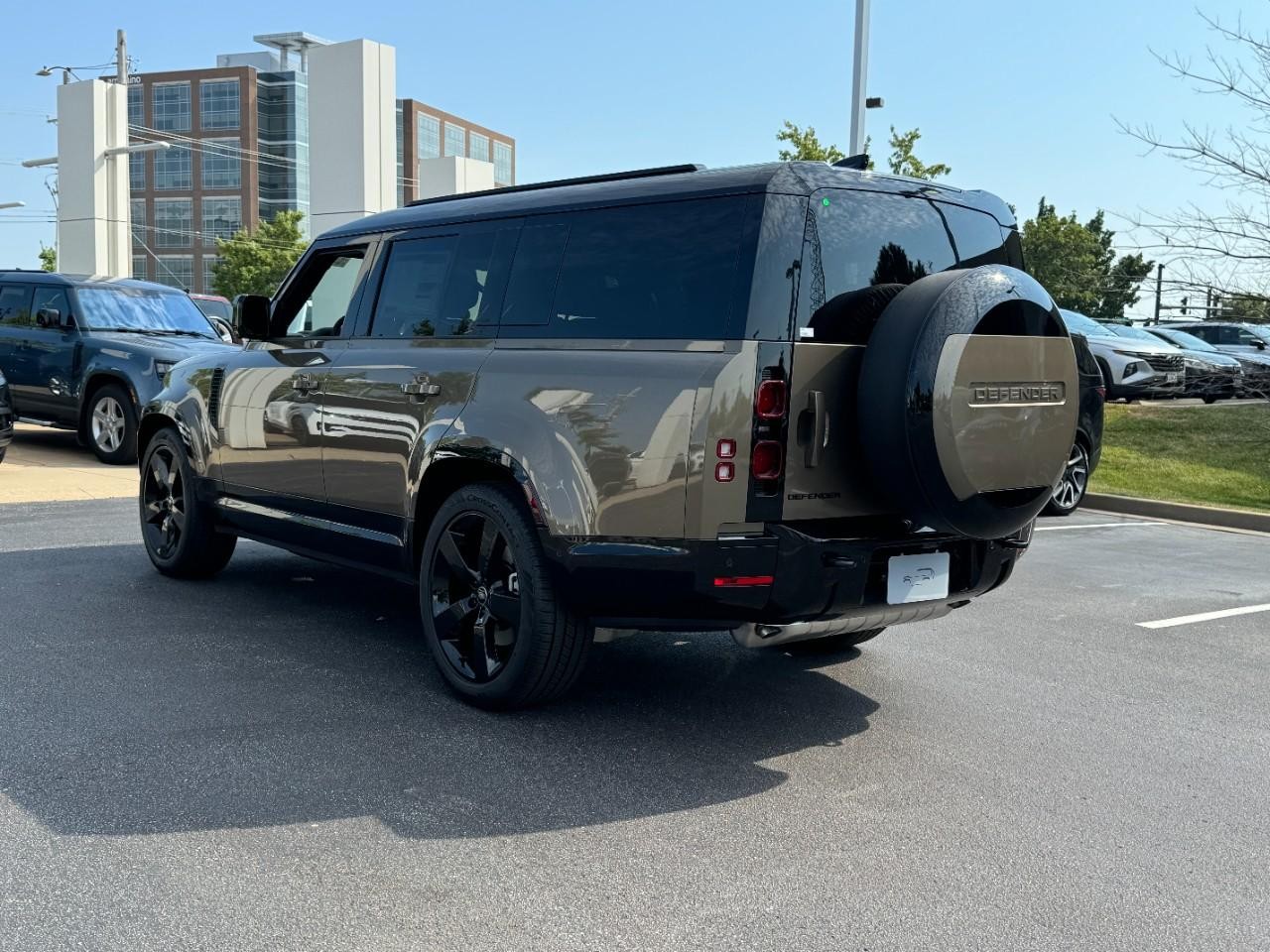Land Rover Defender Vehicle Full-screen Gallery Image 3