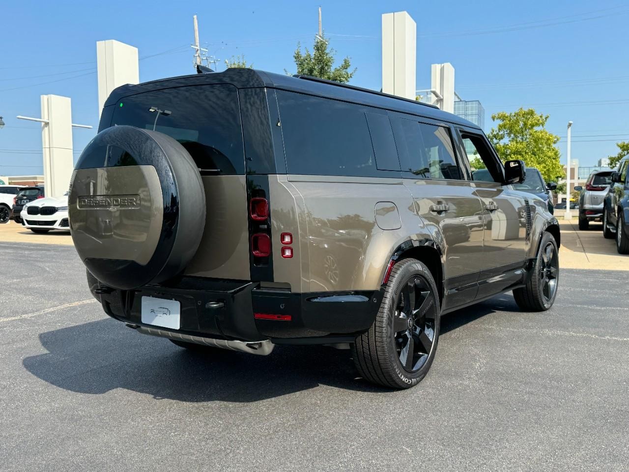 Land Rover Defender Vehicle Full-screen Gallery Image 4