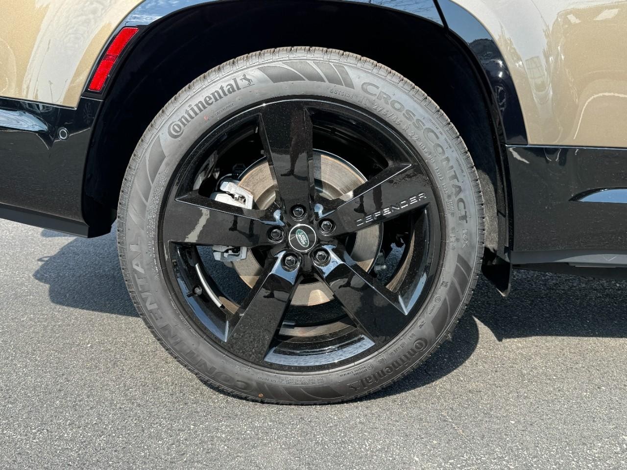 Land Rover Defender Vehicle Full-screen Gallery Image 5