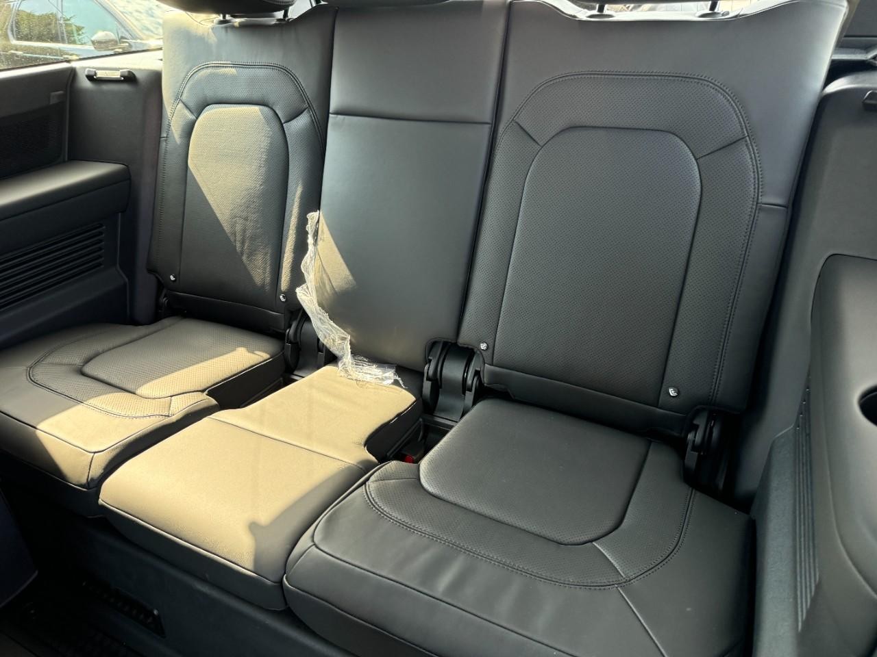 Land Rover Defender Vehicle Full-screen Gallery Image 8