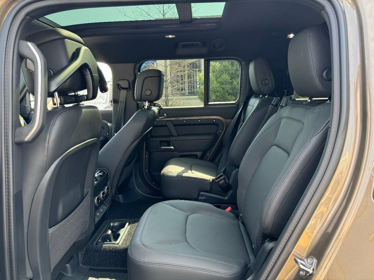 Land Rover Defender Vehicle Full-screen Gallery Image 9