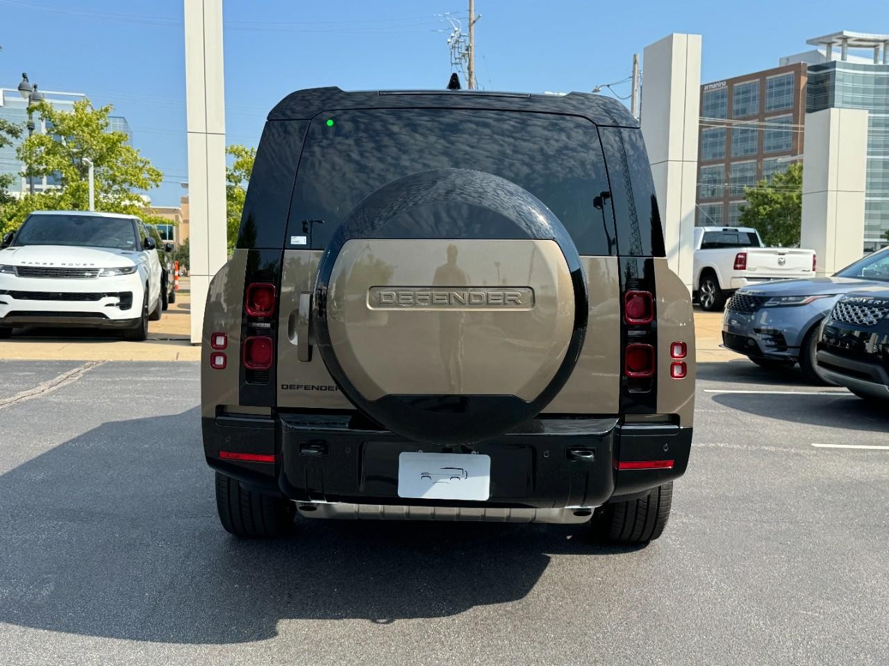 Land Rover Defender Vehicle Full-screen Gallery Image 10