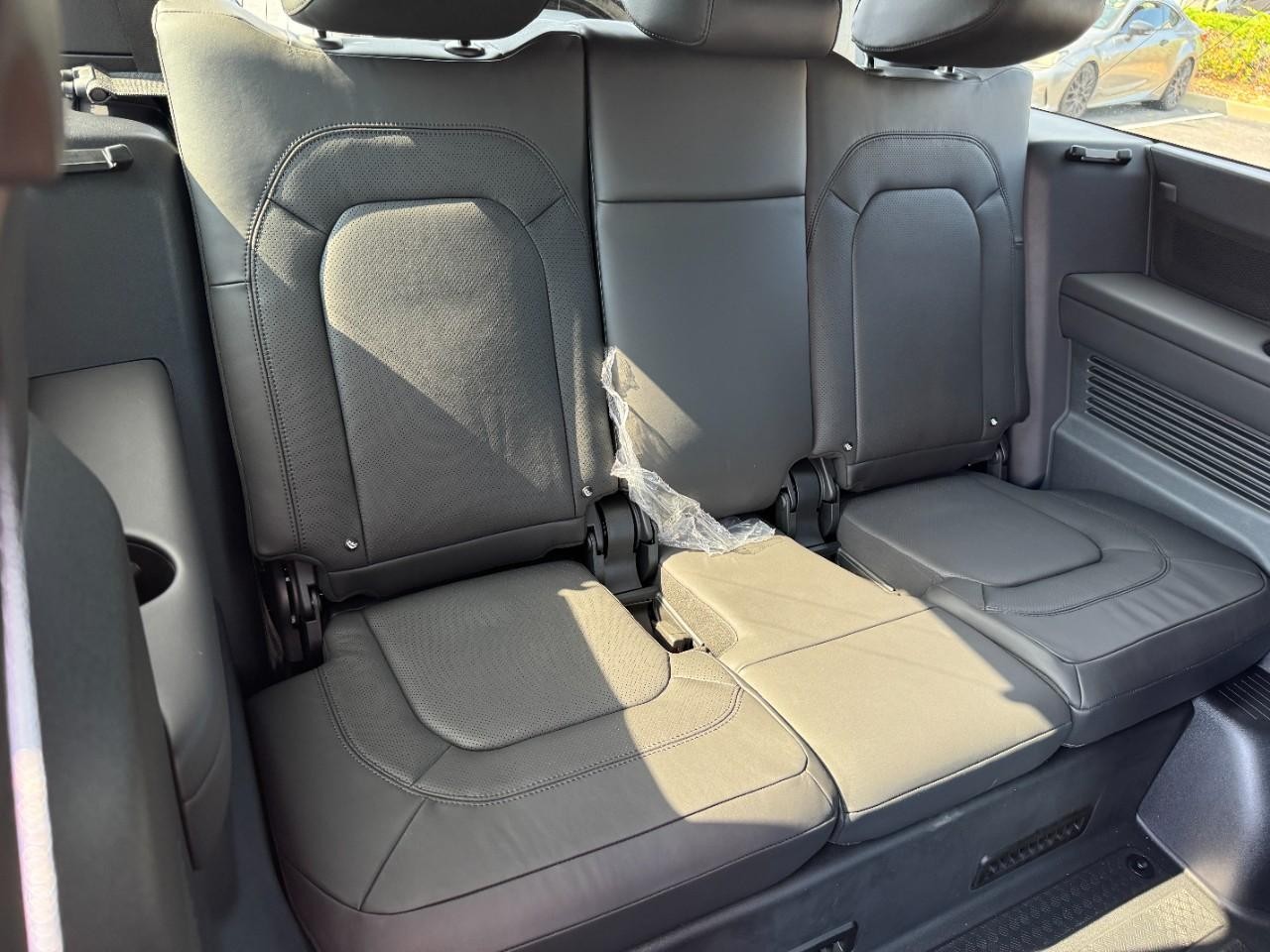 Land Rover Defender Vehicle Full-screen Gallery Image 11