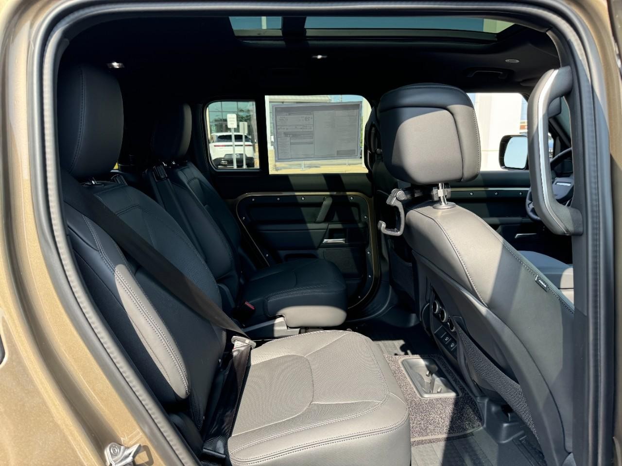 Land Rover Defender Vehicle Full-screen Gallery Image 12