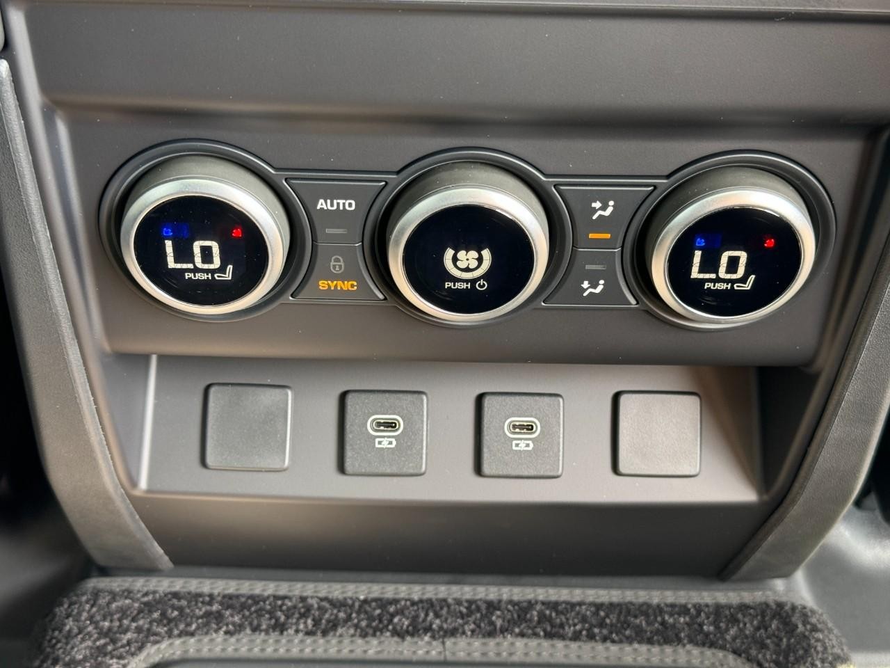 Land Rover Defender Vehicle Full-screen Gallery Image 13