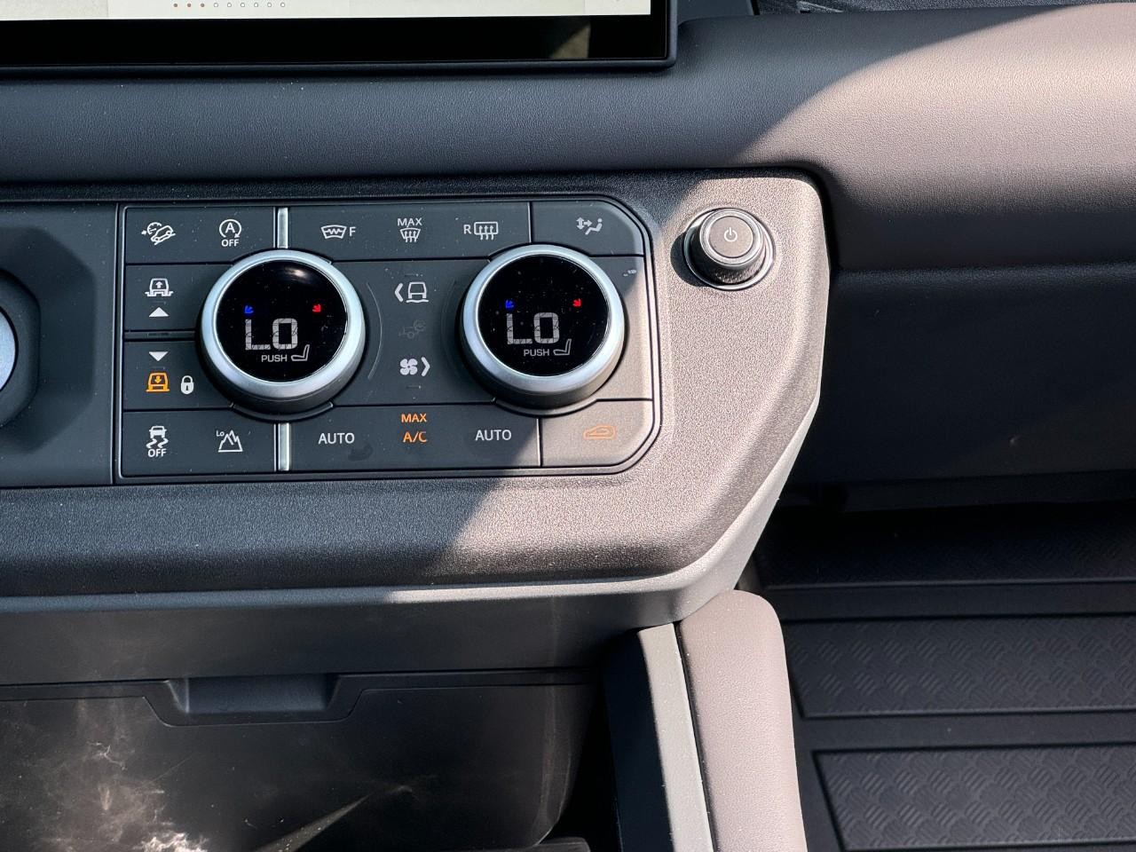 Land Rover Defender Vehicle Full-screen Gallery Image 18