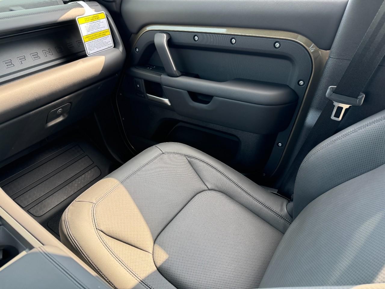 Land Rover Defender Vehicle Full-screen Gallery Image 20