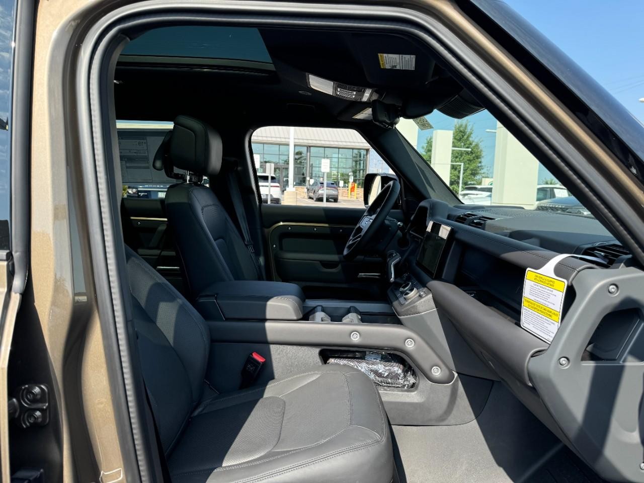 Land Rover Defender Vehicle Full-screen Gallery Image 21