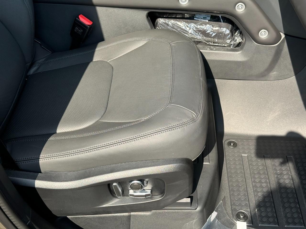 Land Rover Defender Vehicle Full-screen Gallery Image 22