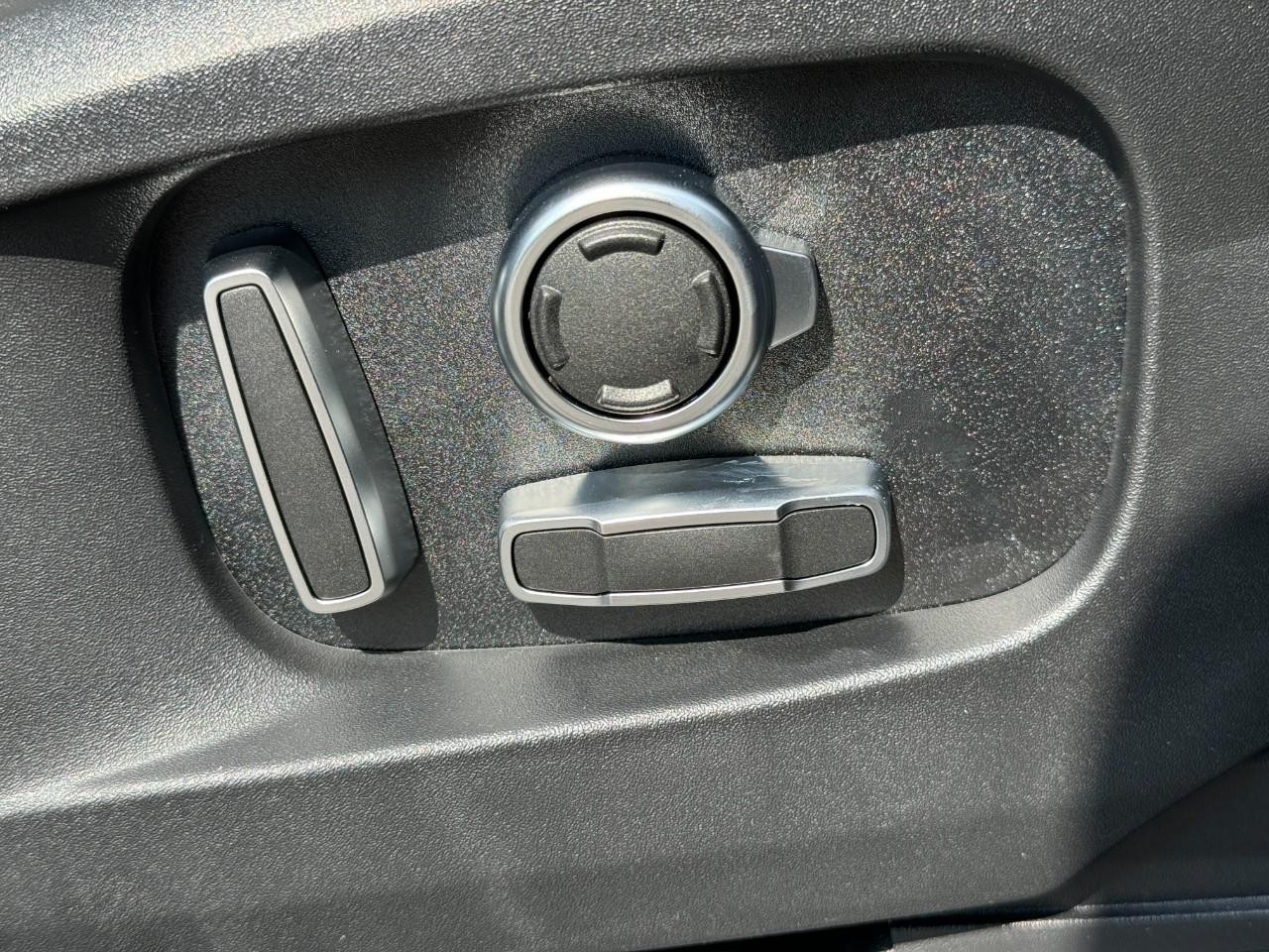 Land Rover Defender Vehicle Full-screen Gallery Image 23