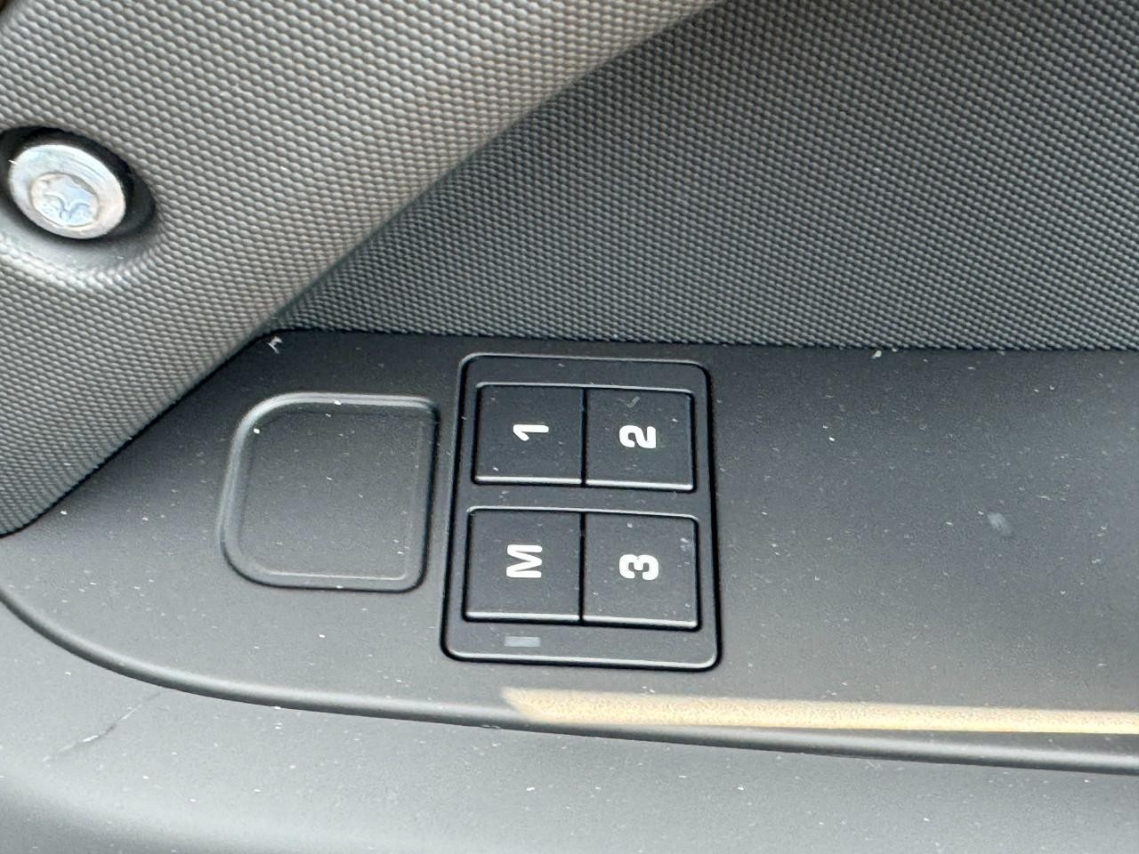 Land Rover Defender Vehicle Full-screen Gallery Image 24