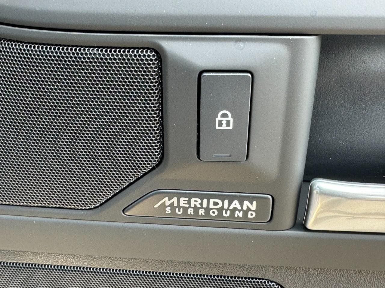 Land Rover Defender Vehicle Full-screen Gallery Image 25