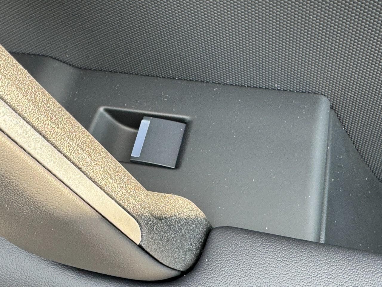 Land Rover Defender Vehicle Full-screen Gallery Image 26