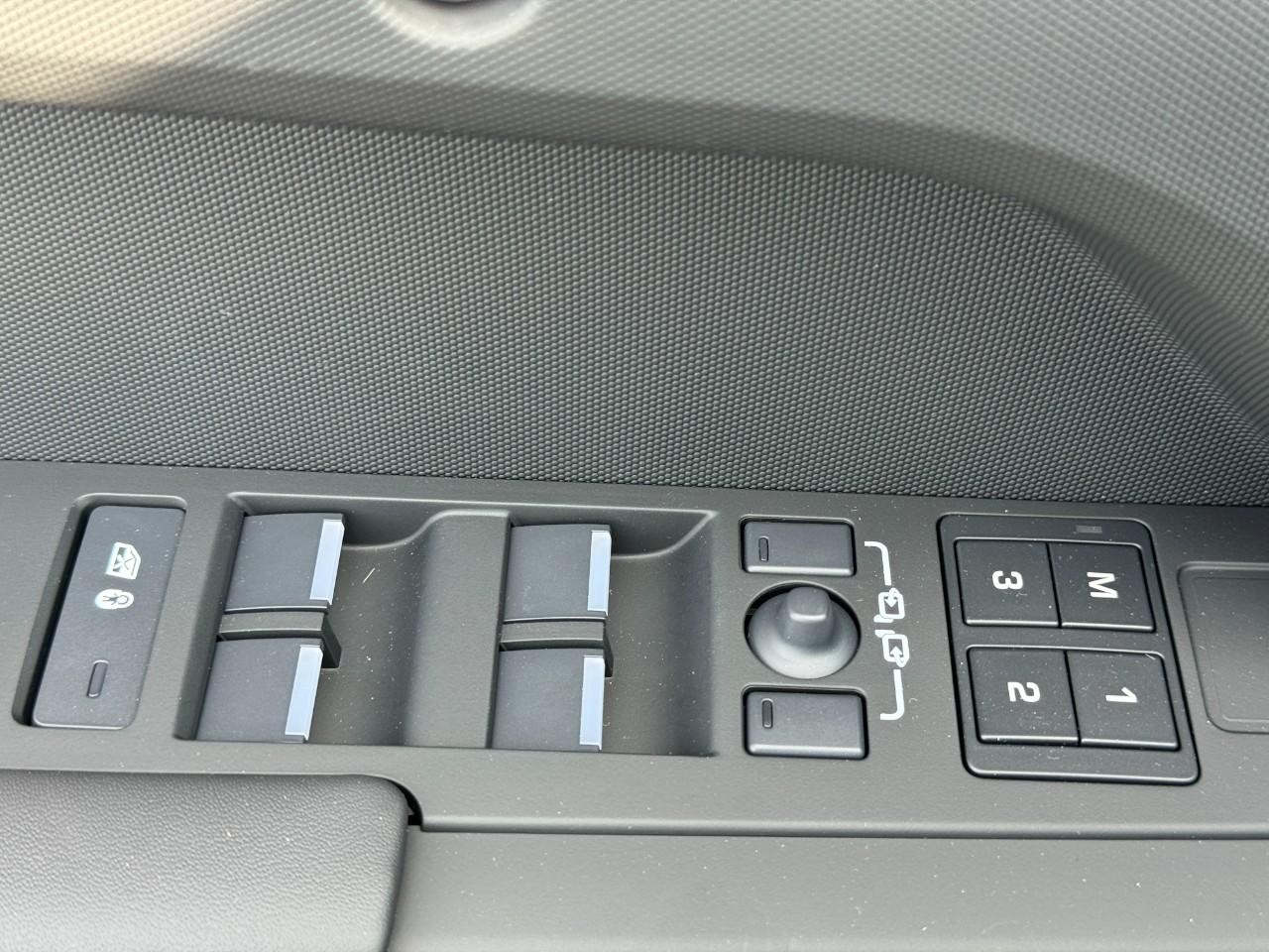 Land Rover Defender Vehicle Full-screen Gallery Image 27