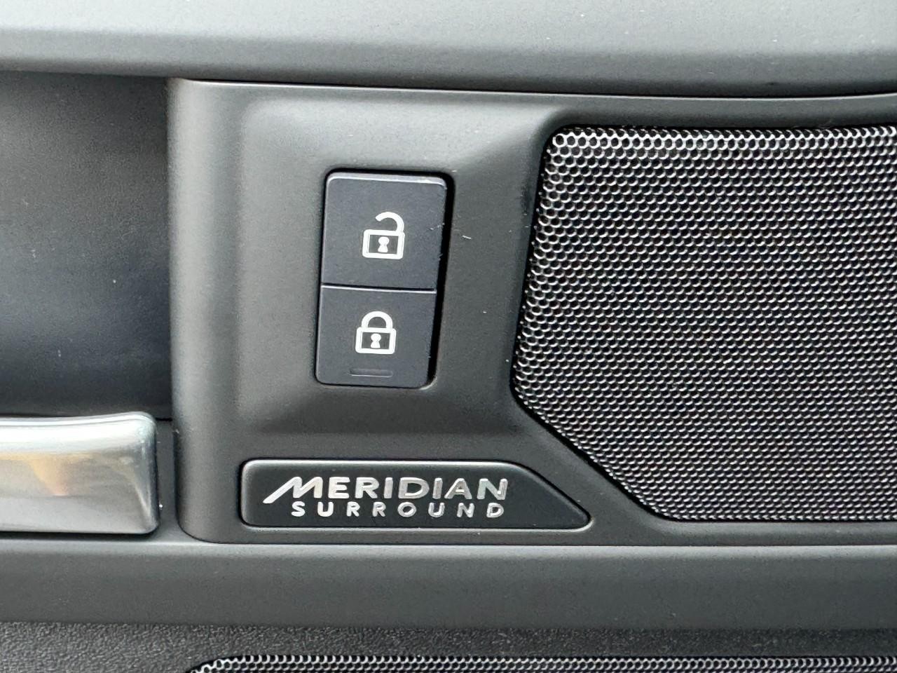 Land Rover Defender Vehicle Full-screen Gallery Image 28