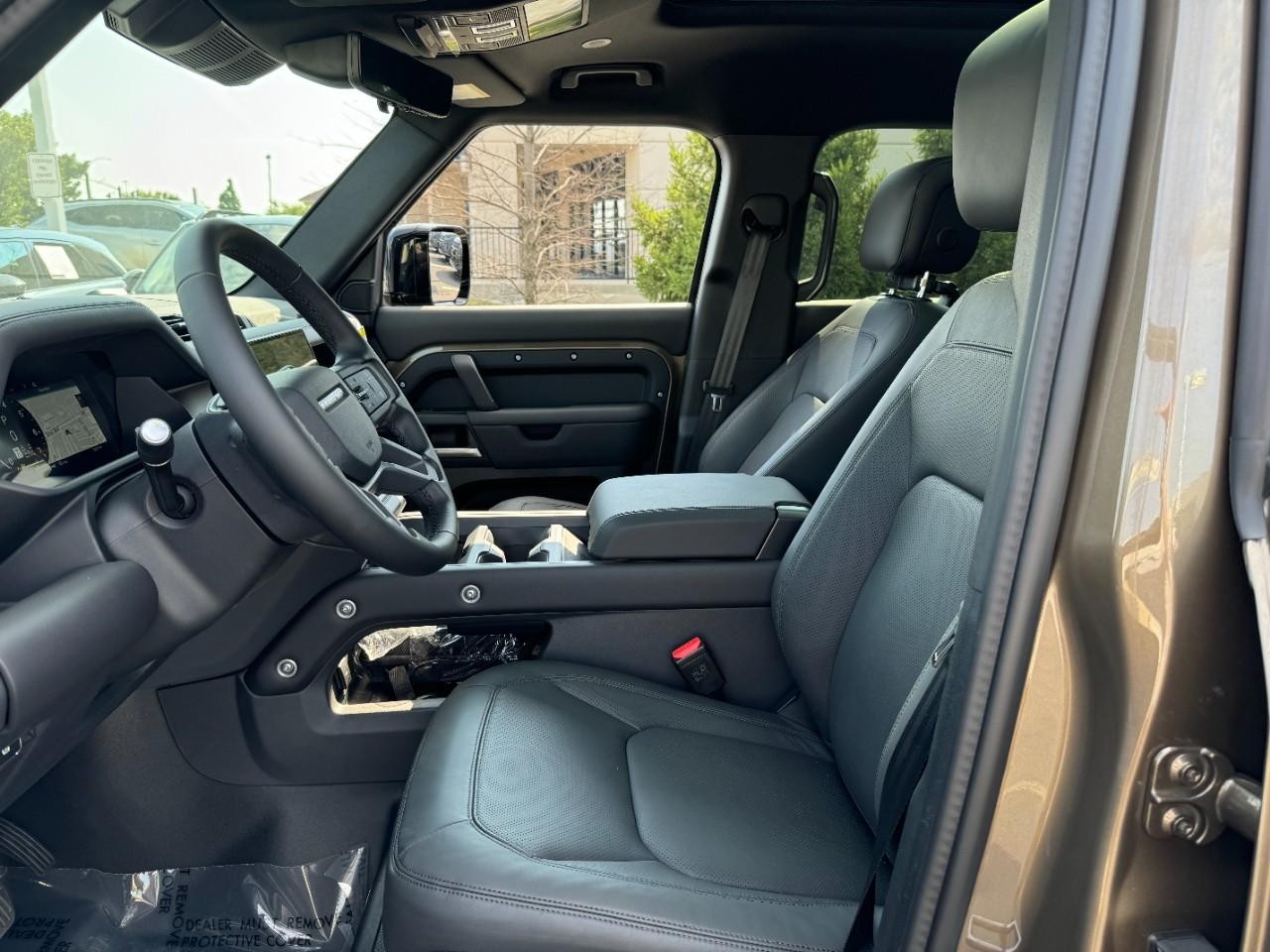 Land Rover Defender Vehicle Full-screen Gallery Image 29