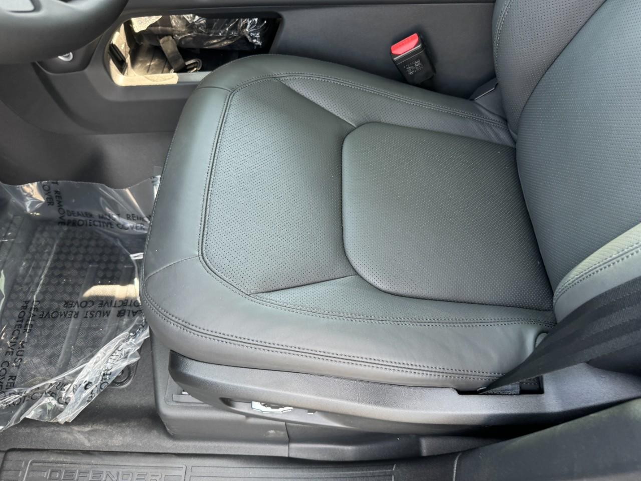 Land Rover Defender Vehicle Full-screen Gallery Image 30