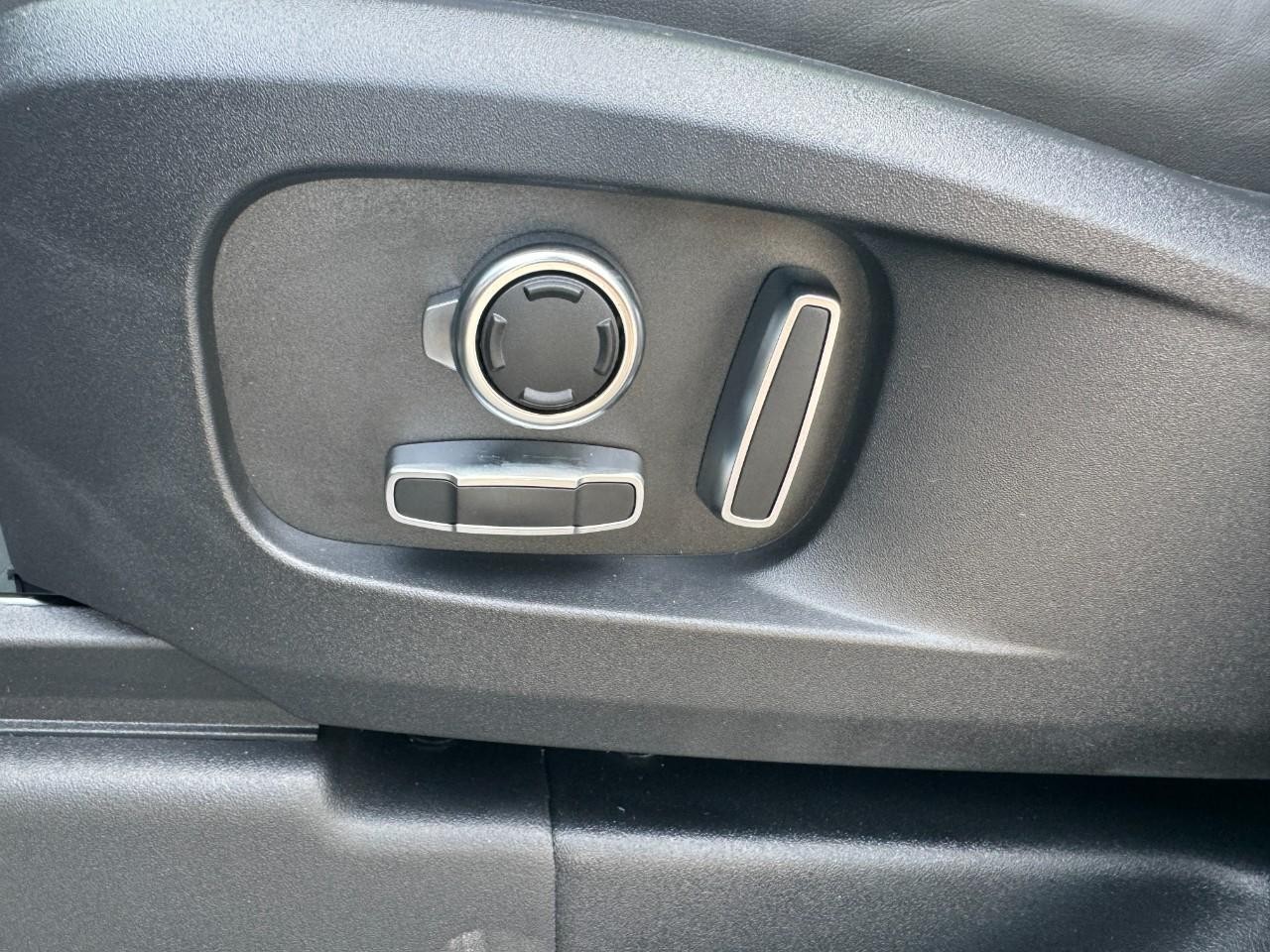 Land Rover Defender Vehicle Full-screen Gallery Image 31