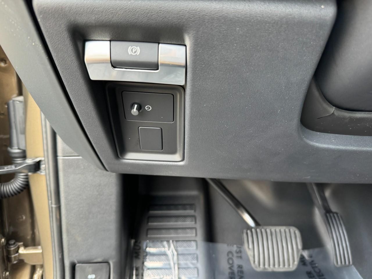 Land Rover Defender Vehicle Full-screen Gallery Image 32