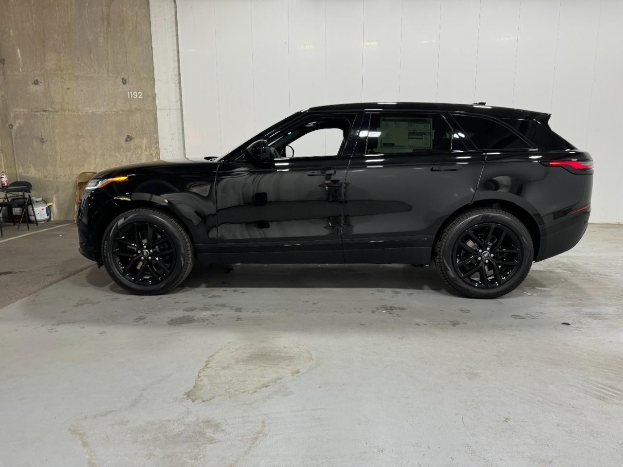 Land Rover Range Rover Velar Vehicle Full-screen Gallery Image 2