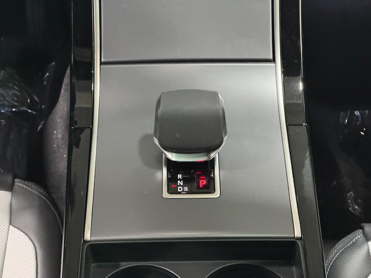 Land Rover Range Rover Velar Vehicle Full-screen Gallery Image 16