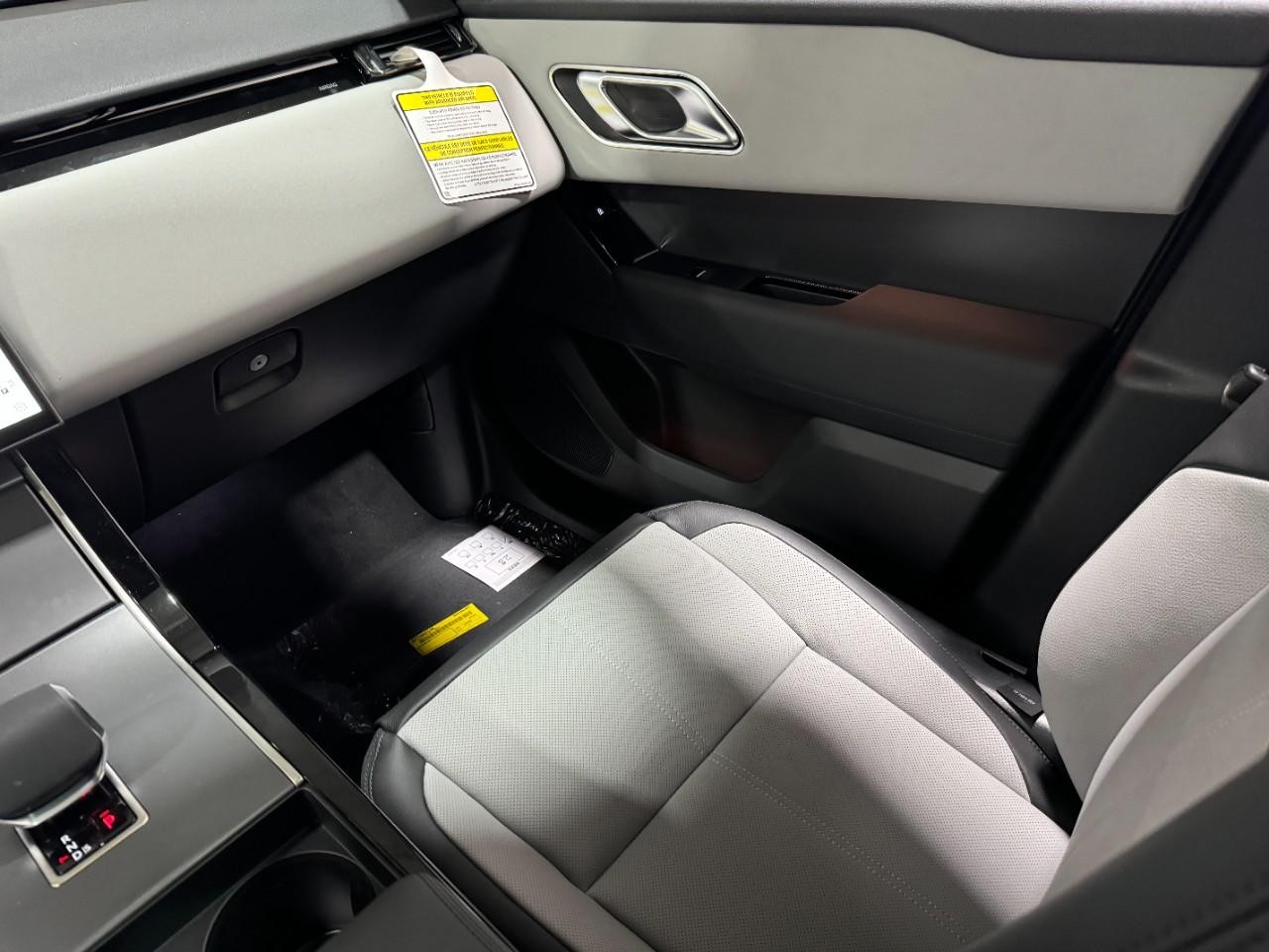 Land Rover Range Rover Velar Vehicle Full-screen Gallery Image 17