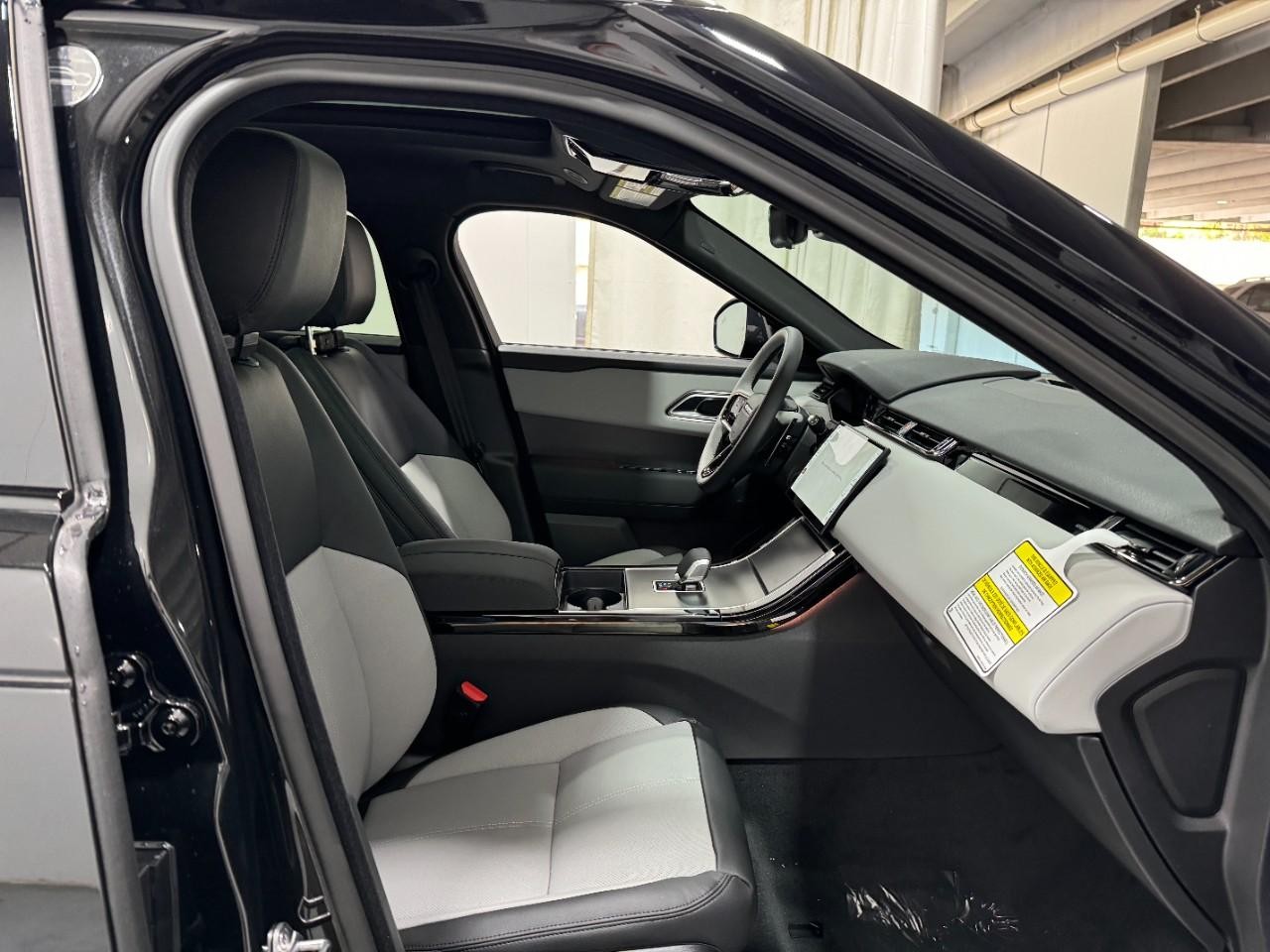 Land Rover Range Rover Velar Vehicle Full-screen Gallery Image 18