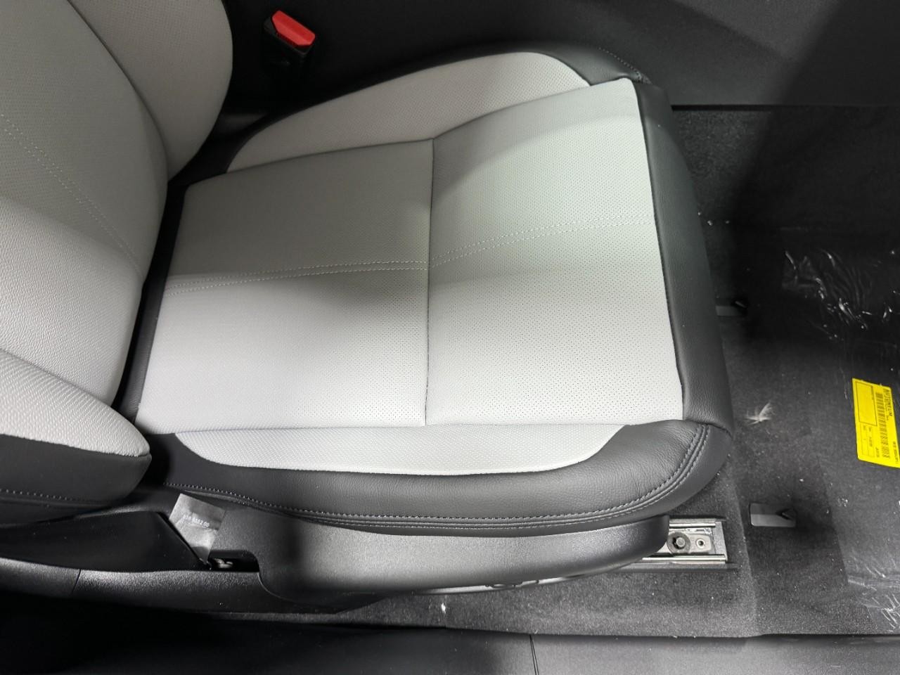 Land Rover Range Rover Velar Vehicle Full-screen Gallery Image 19