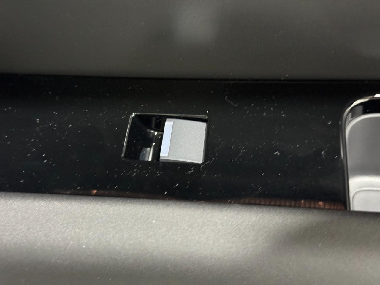 Land Rover Range Rover Velar Vehicle Full-screen Gallery Image 21