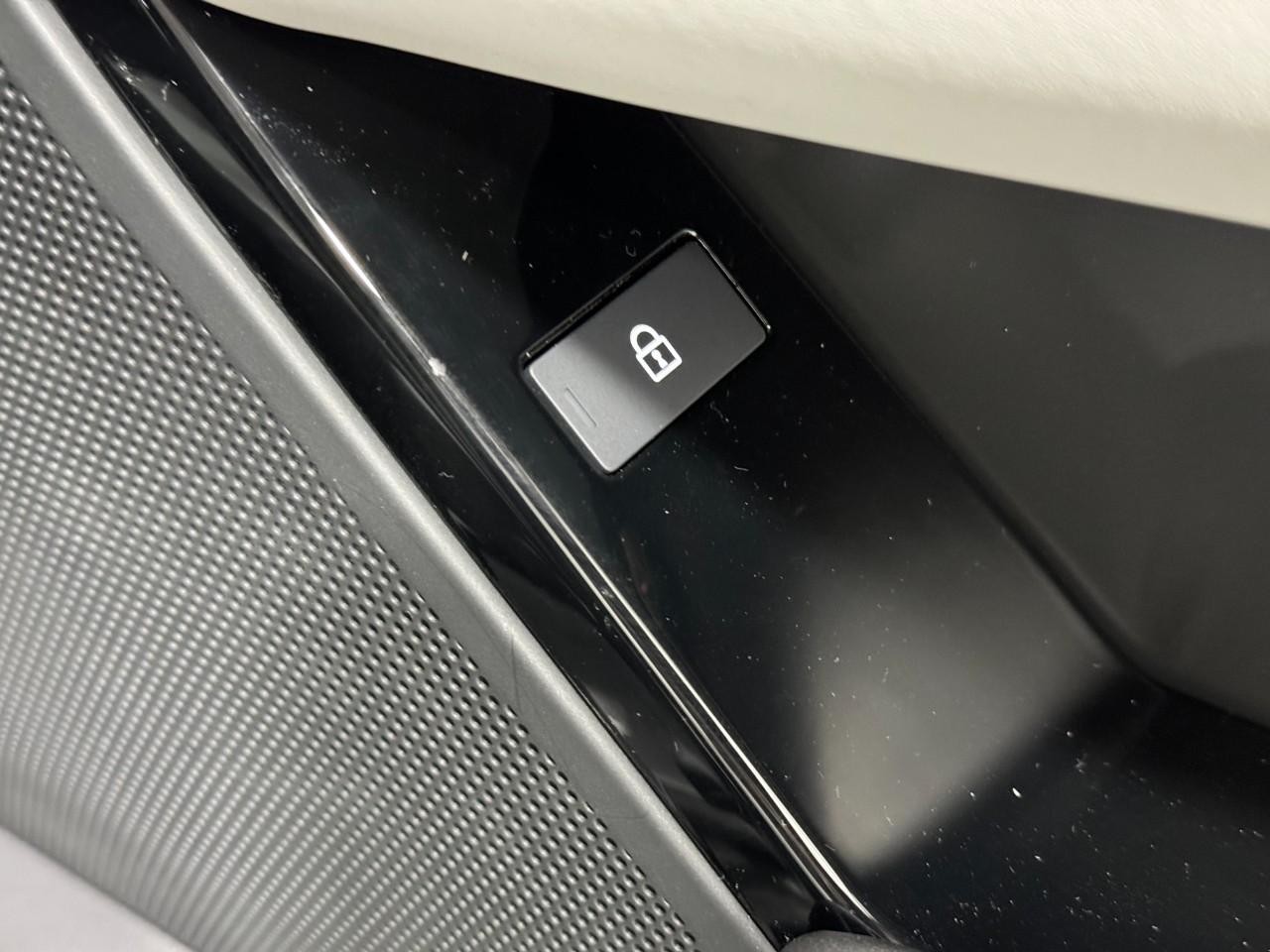 Land Rover Range Rover Velar Vehicle Full-screen Gallery Image 22