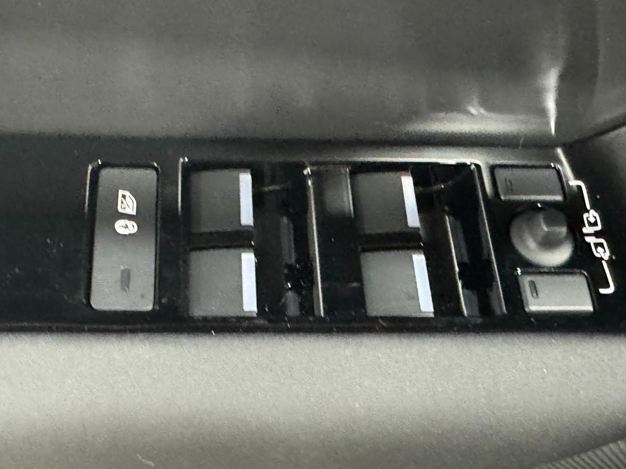 Land Rover Range Rover Velar Vehicle Full-screen Gallery Image 24