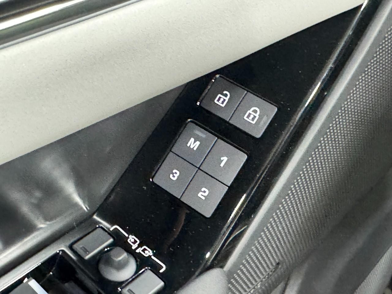 Land Rover Range Rover Velar Vehicle Full-screen Gallery Image 25