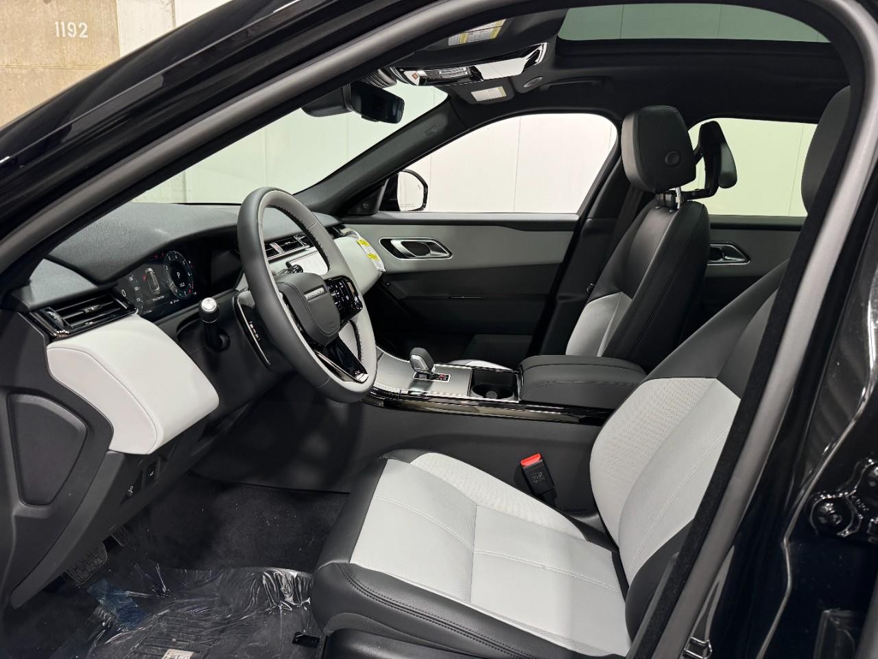 Land Rover Range Rover Velar Vehicle Full-screen Gallery Image 26