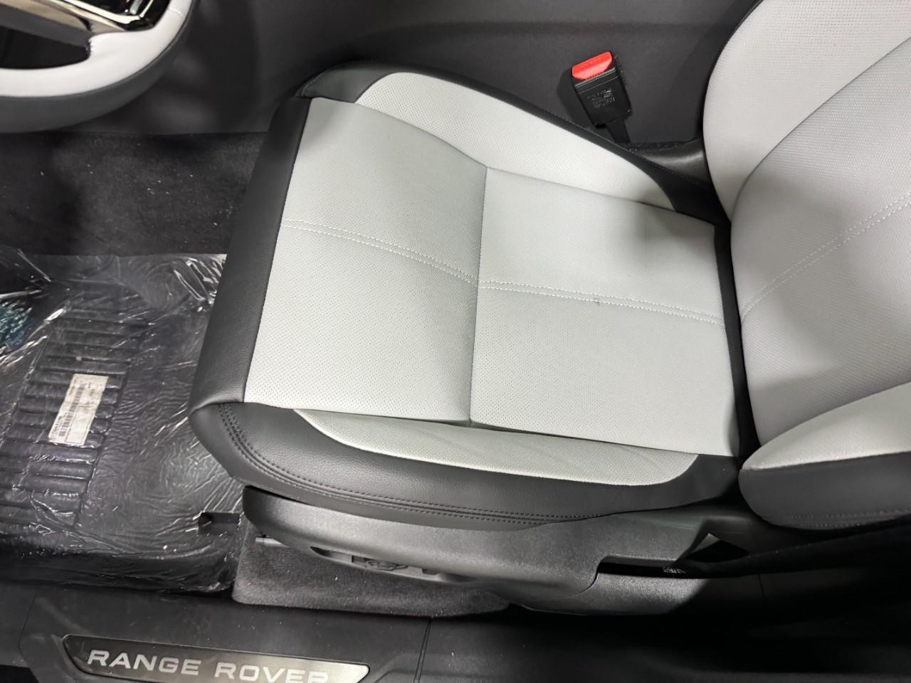 Land Rover Range Rover Velar Vehicle Full-screen Gallery Image 27