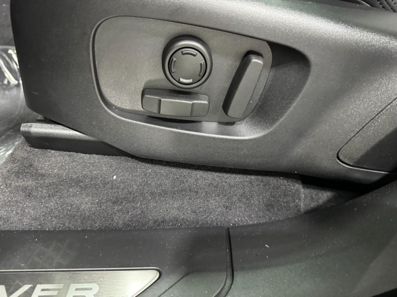 Land Rover Range Rover Velar Vehicle Full-screen Gallery Image 28