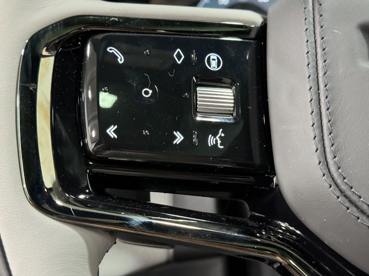 Land Rover Range Rover Velar Vehicle Full-screen Gallery Image 30