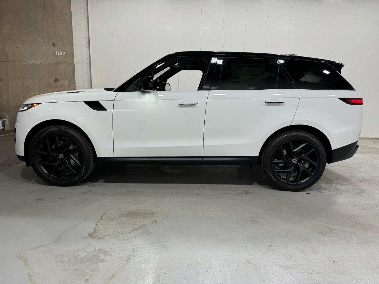 Land Rover Range Rover Sport Vehicle Full-screen Gallery Image 2