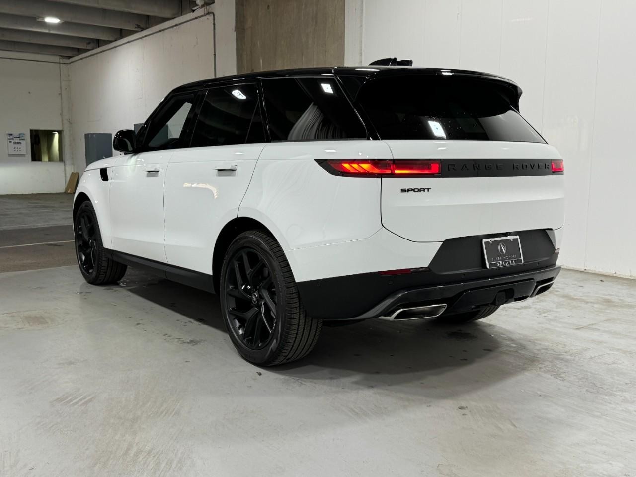 Land Rover Range Rover Sport Vehicle Full-screen Gallery Image 3