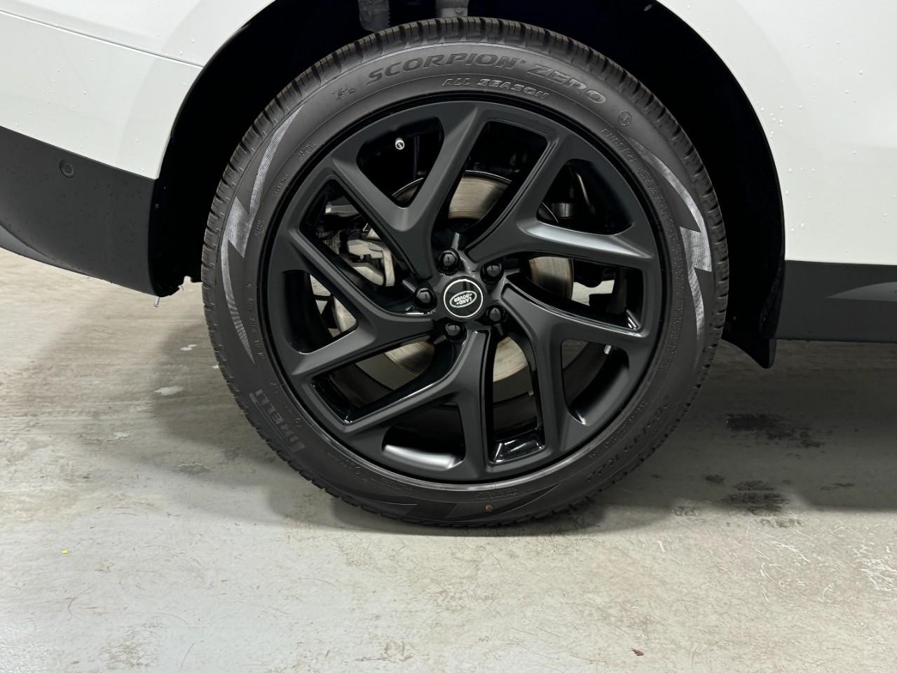 Land Rover Range Rover Sport Vehicle Full-screen Gallery Image 5