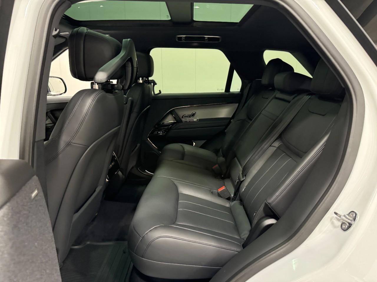 Land Rover Range Rover Sport Vehicle Full-screen Gallery Image 8