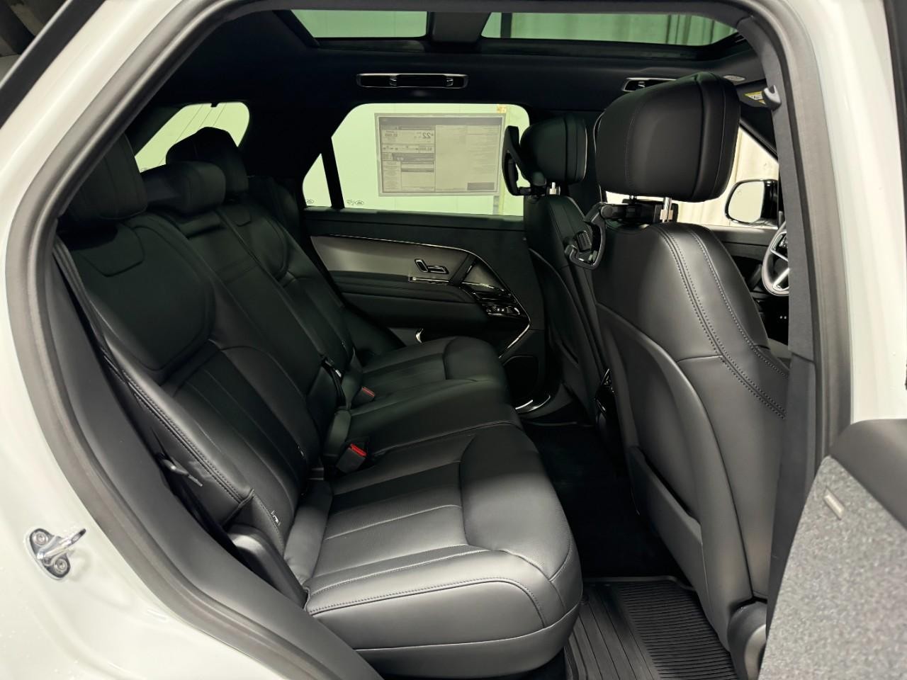 Land Rover Range Rover Sport Vehicle Full-screen Gallery Image 10