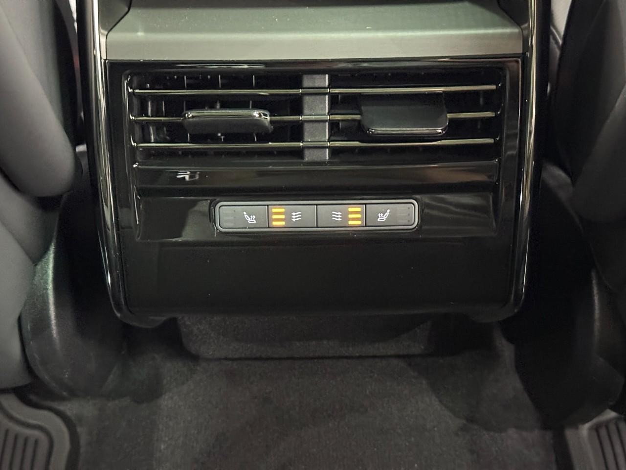 Land Rover Range Rover Sport Vehicle Full-screen Gallery Image 11