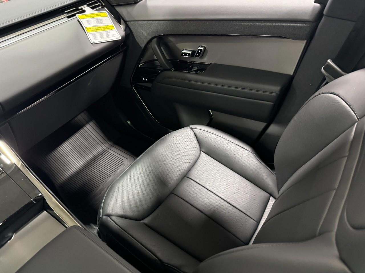 Land Rover Range Rover Sport Vehicle Full-screen Gallery Image 17